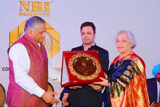 Jaya Kamlani received the Bharat Samman Award from General V. K. Singh - Minister of State for External Affairs and Manu Jagmohan Singh - Secretary General of the NRI - nonresident Indians Institute
